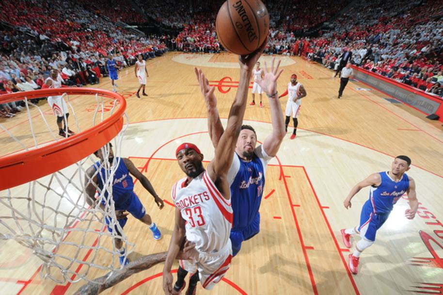 Corey Brewe, Rockets, schiaccia a canestro. Nulla pu la difesa di Hedo Turkoglu (Getty Images)